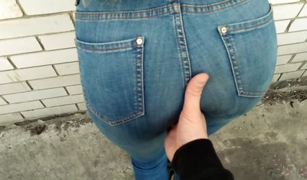 Не пригласила парня в гости, за то дала ему на стройке