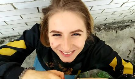 Не пригласила парня в гости, за то дала ему на стройке