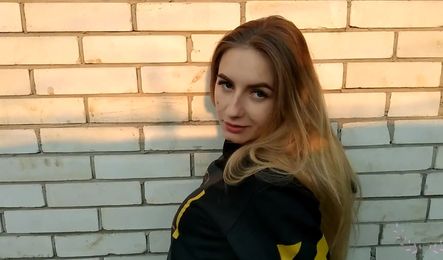 Не пригласила парня в гости, за то дала ему на стройке