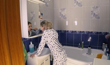 Возбудился на подругу и пристроился сзади