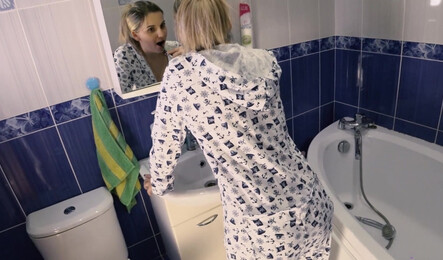 Возбудился на подругу и пристроился сзади