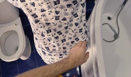 Возбудился на подругу и пристроился сзади