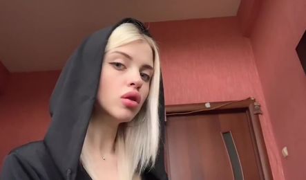 Молодая блонда сосет член в домашнем порно