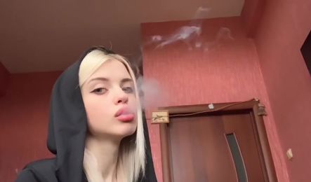 Молодая блонда сосет член в домашнем порно