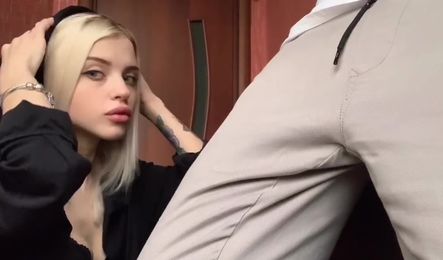 Молодая блонда сосет член в домашнем порно