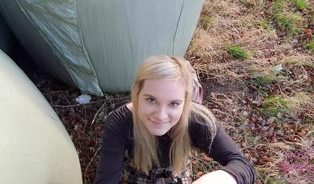 Красивая девушка шликается с другом и принимает сперму в киску