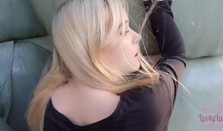 Красивая девушка шликается с другом и принимает сперму в киску