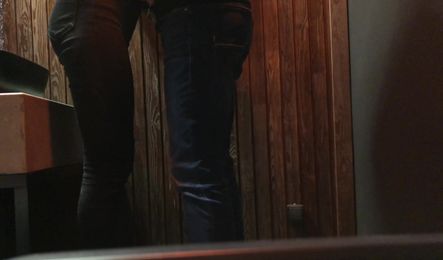 Частный секс в туалете снятый на телефон