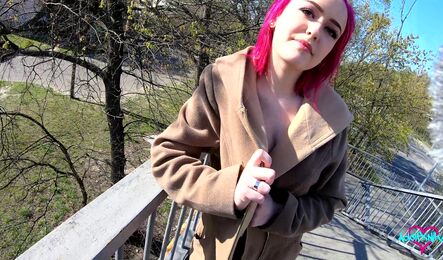 Молодая путана отдалась парню прямо на улице