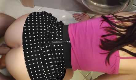 Русская девушка застряла раком в машинке и напоролась в такой позе на секс