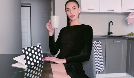 Симпатичная москвичка сама разрешила парню войти в нее