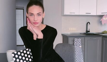 Симпатичная москвичка сама разрешила парню войти в нее