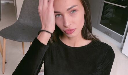 Симпатичная москвичка сама разрешила парню войти в нее