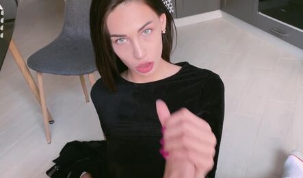 Симпатичная москвичка сама разрешила парню войти в нее