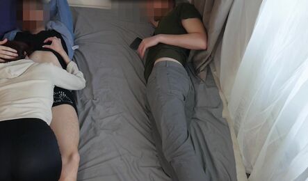 Похотливая жена изменет мужу рядом с ним