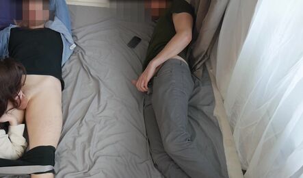 Похотливая жена изменет мужу рядом с ним