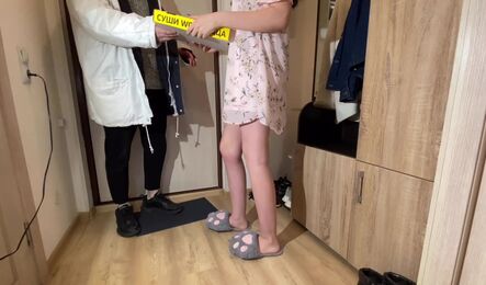 Сделала минет курьеру и получила оргазм, когда мужа не было дома