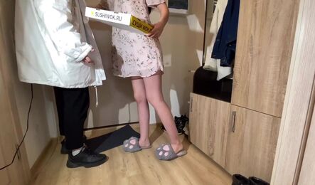 Сделала минет курьеру и получила оргазм, когда мужа не было дома