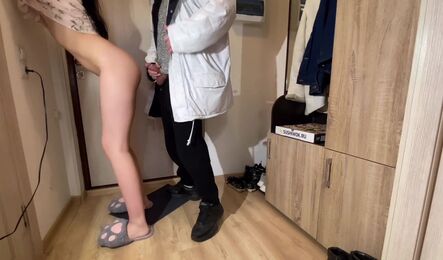 Сделала минет курьеру и получила оргазм, когда мужа не было дома