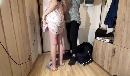 Сделала минет курьеру и получила оргазм, когда мужа не было дома