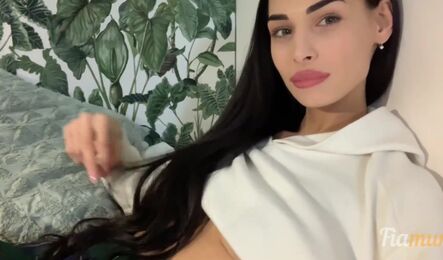 Красотка любит когда парень шлифует языком ее киску и кончает внутрь