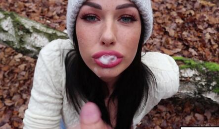 Хоть на улице и осень но сделать другу минет я не отказалась