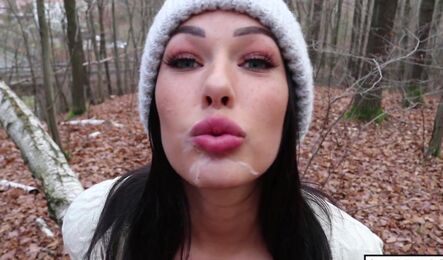 Хоть на улице и осень но сделать другу минет я не отказалась