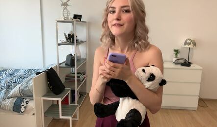 Русская сводная сестра делает парню минет, показывает грудь и принимает сперму в рот