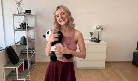 Русская сводная сестра делает парню минет, показывает грудь и принимает сперму в рот