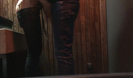 Молодая давалка трахается с незнакомцем прямо в туалете