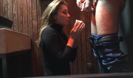 Молодая давалка трахается с незнакомцем прямо в туалете