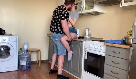 Соседка-любовница чуть не спалилась когда изменяла с чужим мужем