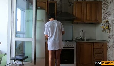 Как мачеха-милфа дала пасынку, когда мужа не было дома