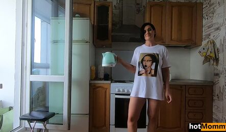 Как мачеха-милфа дала пасынку, когда мужа не было дома