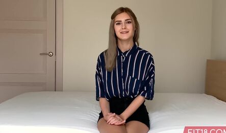 Русская красотка показала грудь и приняла в нежную киску