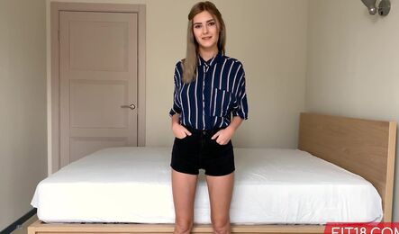 Русская красотка показала грудь и приняла в нежную киску