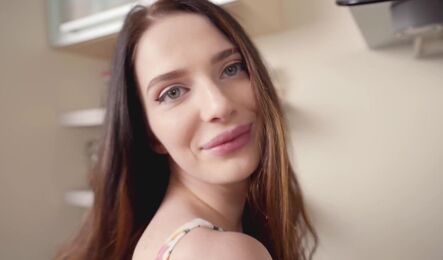 Не сдержался и отвлек симпатичную женушку от готовки на сладкий секс со спермой на тело