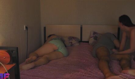 Соблазнила мужа сестры на секс, пока она спала