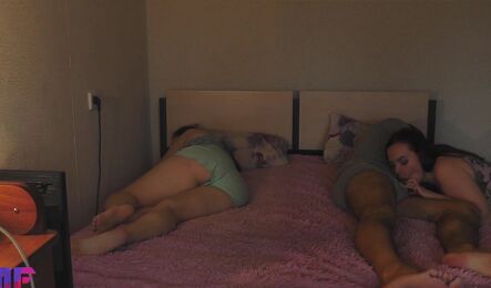 Соблазнила мужа сестры на секс, пока она спала