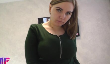 Похотливая пышная русская девушка принимает сперму на лицо после секса в пухлую киску