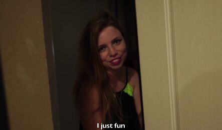 Соседка зашла за отверткой, когда жены не было дома