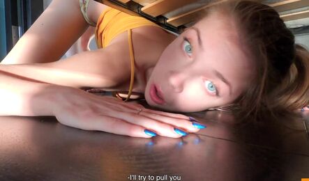 Как сводная сестра застряла под кроватью, а брат трахнул ее