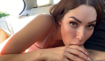 Красивая девушка обожает делать глубокие минеты в публичных местах