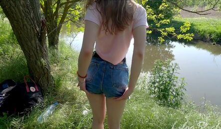 Молодая девушка сильно возбудилась когда каталась с другом на велике