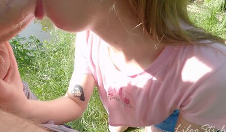 Молодая девушка сильно возбудилась когда каталась с другом на велике