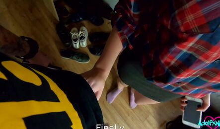 Зашла в гости на секс, пока парень ждет ее дома