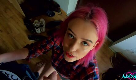 Зашла в гости на секс, пока парень ждет ее дома