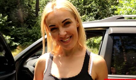 Русская женщина показывает мужику волосатую киску и сосет на природе