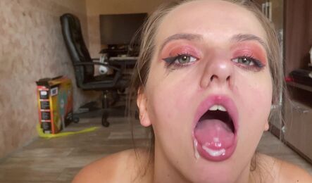 Глубокий минет и секс по самые яйца со скромной милашкой