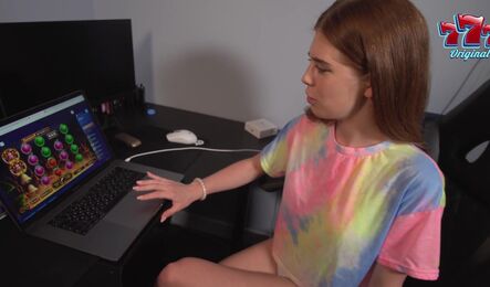 Парень отметил выигрышь сексом с симпатичной соседкой